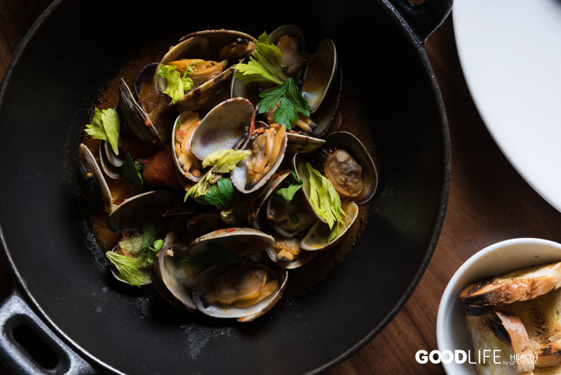 Vongole veraci, n’duja, pomodorini, erbe fresche