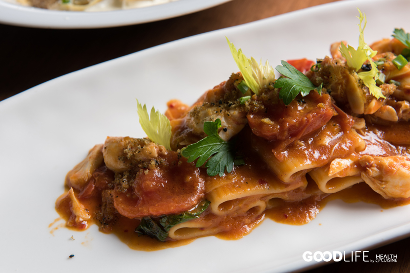 Paccheri alla veneziana, pane tostato, erbe del terrazzo