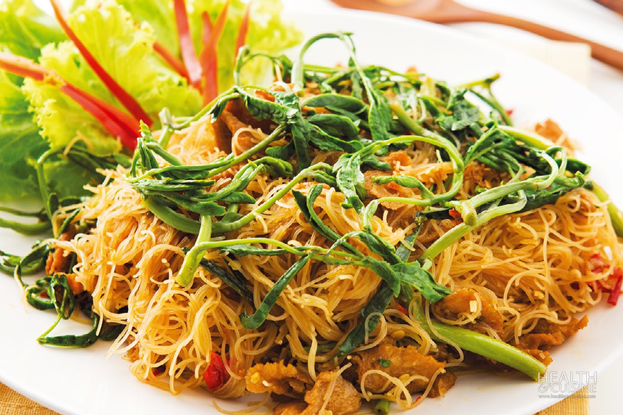 เส้นหมี่ผัดผักกระเฉด